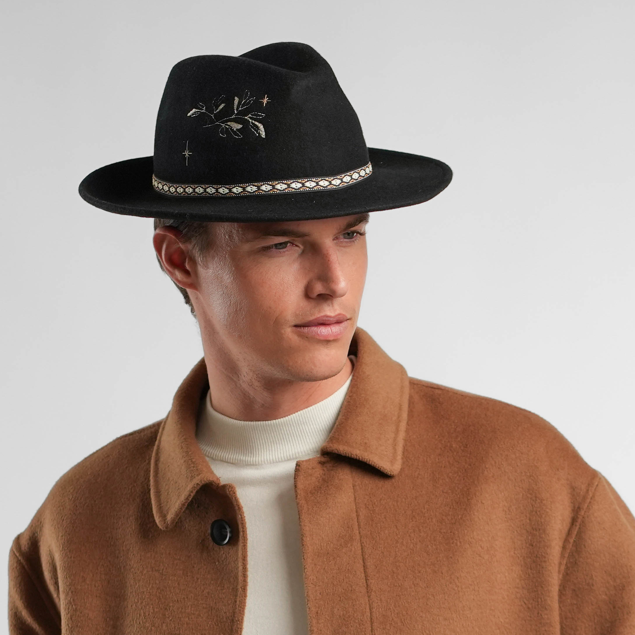 페도라를 정면으로 쓴 모습