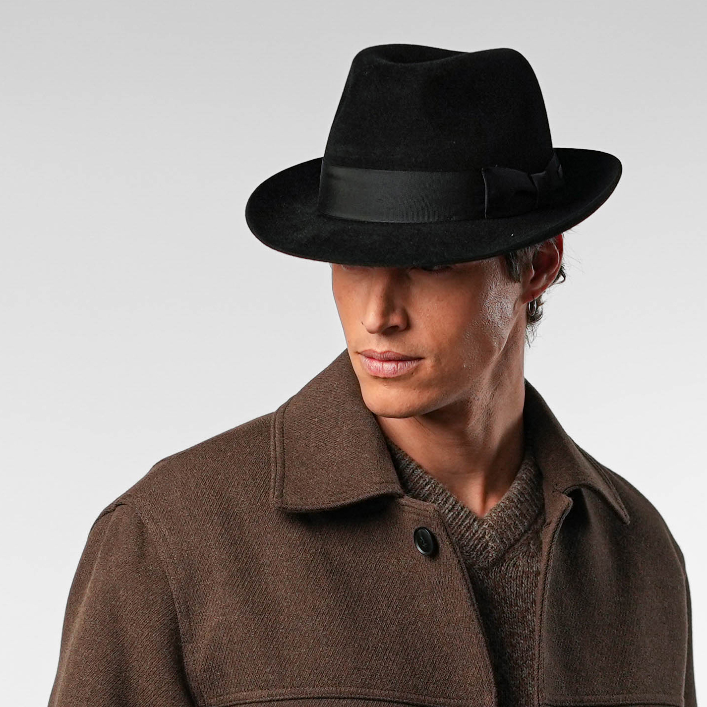 페도라를 앞으로 기울인 모습